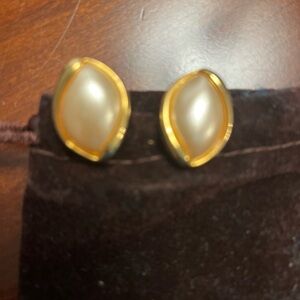 Napier vtg Elegant Gold and faux pearl earrings! Clip on and screw back